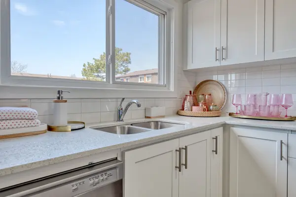 20 Anna Capri DR #27, Hamilton, ON L8W 1M6