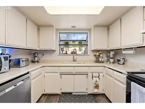 Grants Pass, OR 97526,1093 NE HILLCREST DR