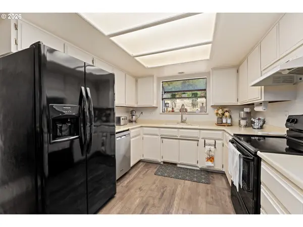 1093 NE HILLCREST DR, Grants Pass, OR 97526