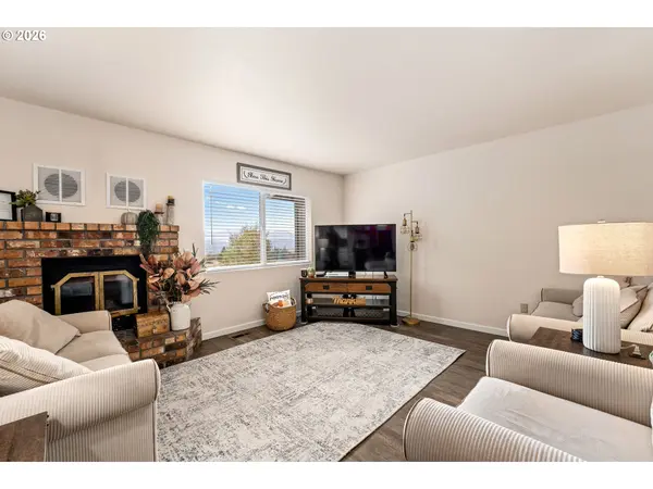 1093 NE HILLCREST DR, Grants Pass, OR 97526