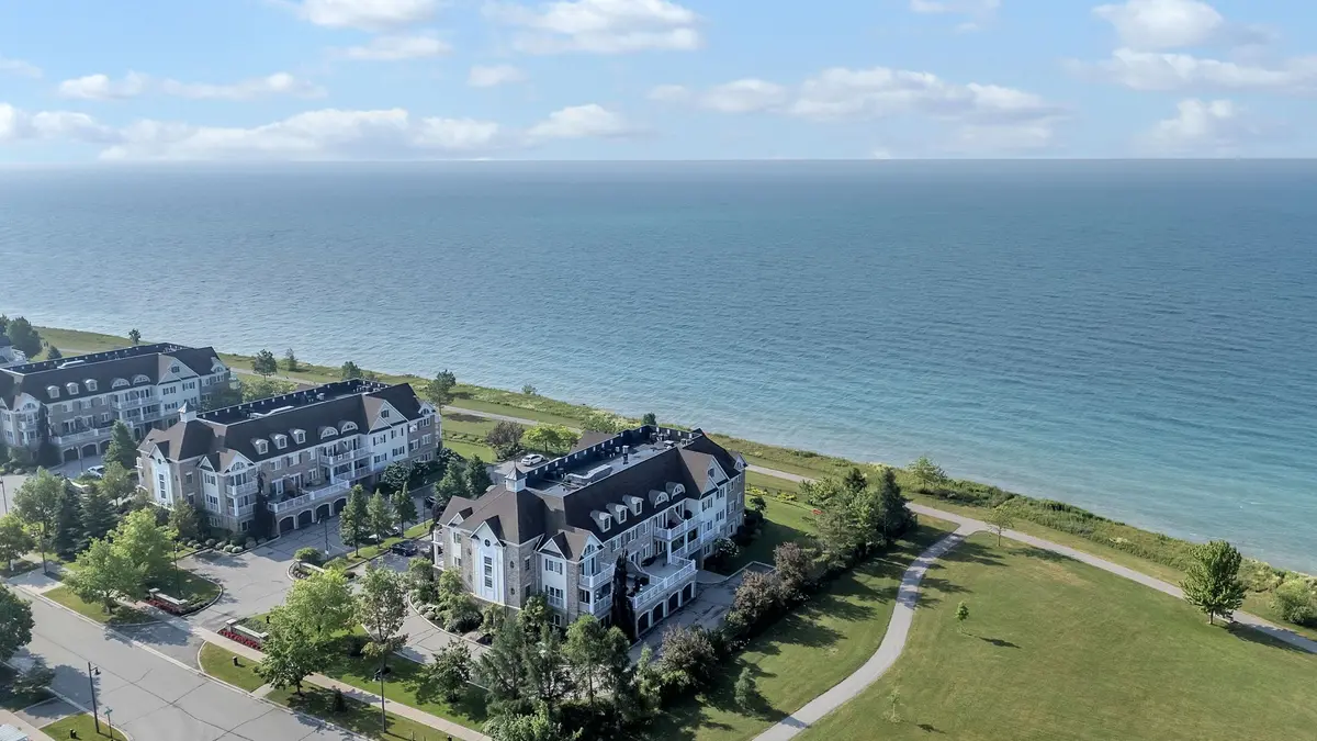 395 Lakebreeze DR #301, Clarington, ON L1B 0A5