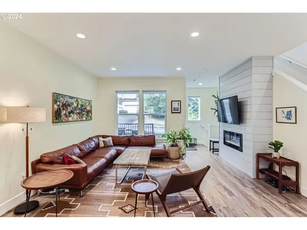 11331 SW CAPITOL HWY, Portland, OR 97219