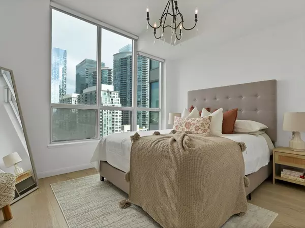 Toronto, ON M5J 2X1,228 Queens Quay W #1101