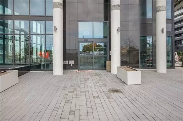 Toronto W06, ON M8V 0H1,39 Annie Craig DR #904