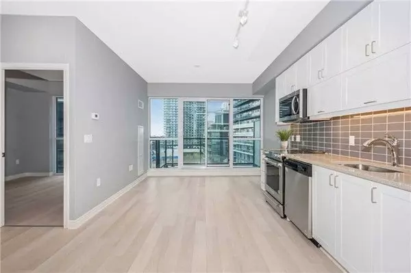 Toronto W06, ON M8V 0H1,39 Annie Craig DR #904