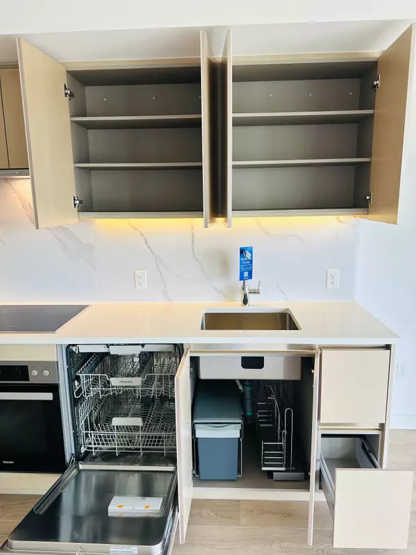 Toronto, ON M5V 0X4,3 Concord Cityplace WAY #3215