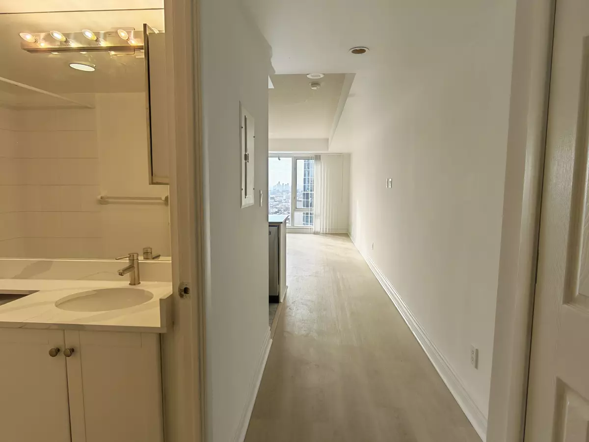 Toronto C08, ON M5B 2R3,210 Victoria ST #4210