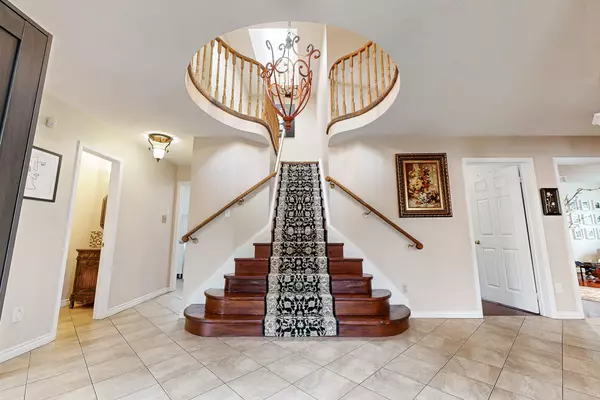 Aurora, ON L4G 6P5,98 Charing CRES