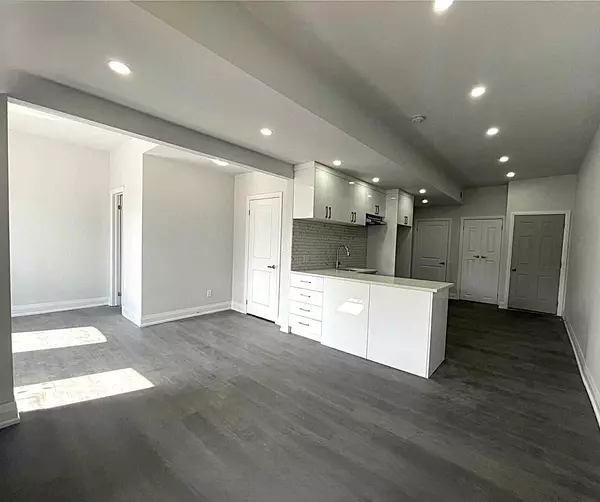 15229 Yonge ST #2, Aurora, ON L4G 1L8