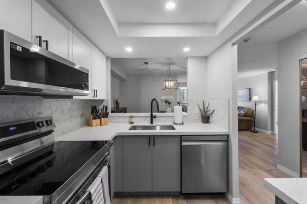 100 Observatory LN #502, Richmond Hill, ON L4C 1T4