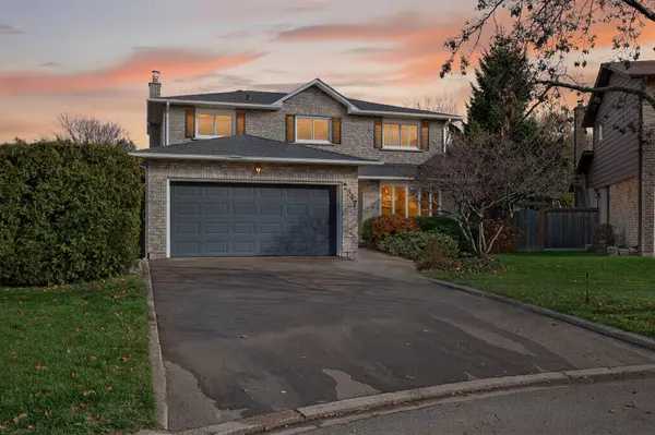 2347 Tweedsmuir CT, Burlington, ON L7P 4K9