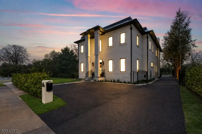 472 High St, Closter Boro, NJ 07624