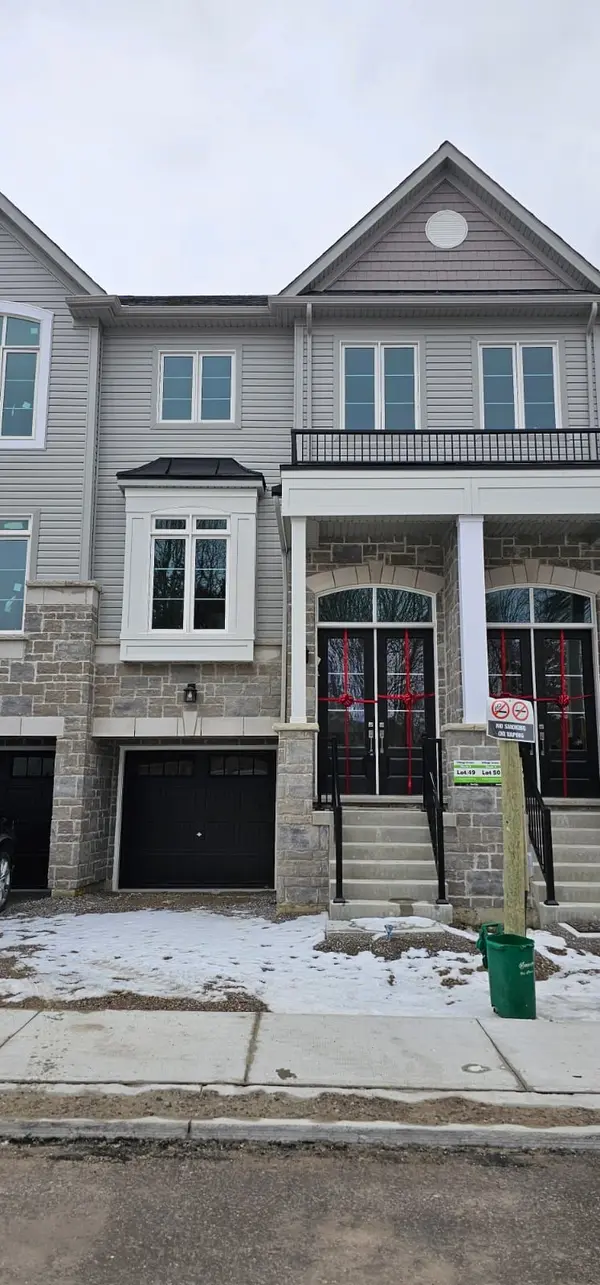 27 Lyall Stokes CIR, East Gwillimbury, ON L0G 1M0