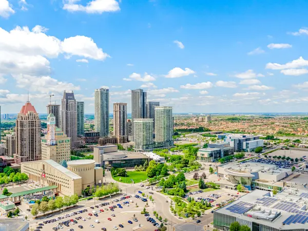 135 City Centre DR #UPH01, Mississauga, ON L5B 1M7