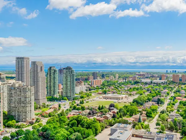 135 City Centre DR #UPH01, Mississauga, ON L5B 1M7