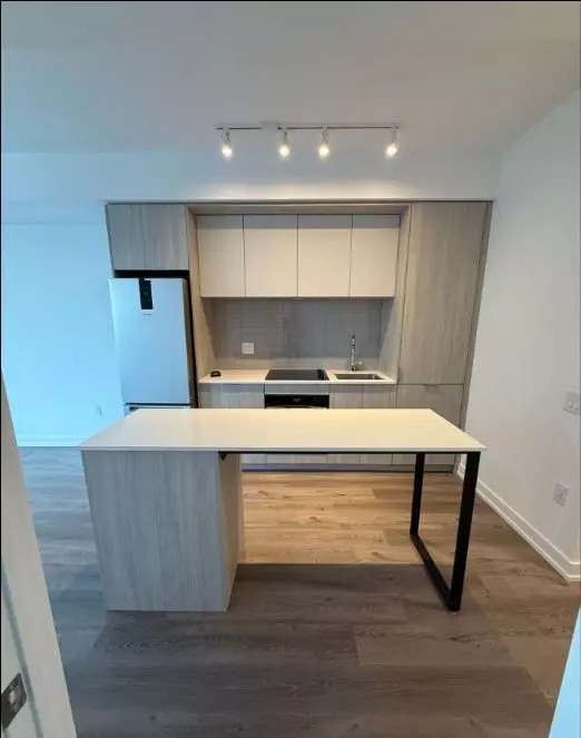 Mississauga, ON L5B 0P6,395 Square One DR #3811