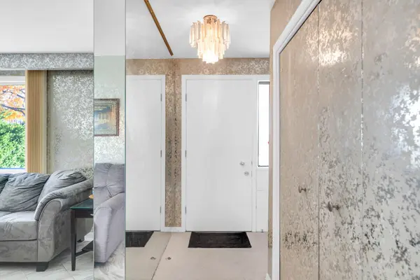 Toronto W05, ON M3J 1B4,106 Grandravine DR