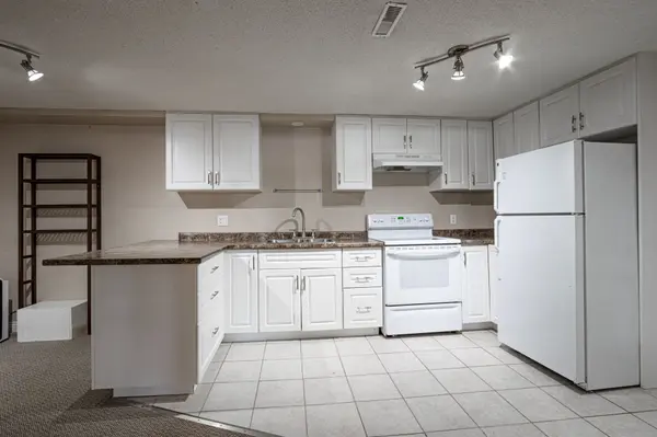 415 Norrie CRES #Lower, Burlington, ON L7L 3S4