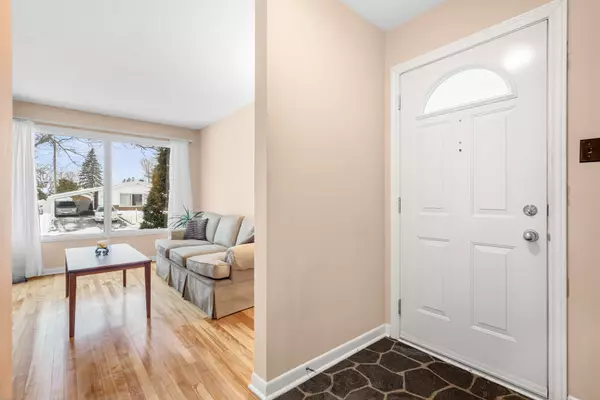 Elmvale Acres And Area, ON K1G 1J8,2422 Magnus AVE