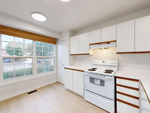 250 Keats WAY #18, Waterloo, ON N2L 6J5