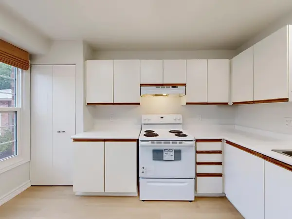 250 Keats WAY #18, Waterloo, ON N2L 6J5