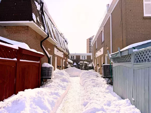 Brampton, ON L6W 3C5,128 Townhouse CRES