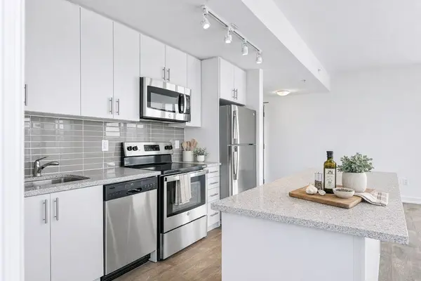 550 North Service RD #401, Grimsby, ON L3M 4E8