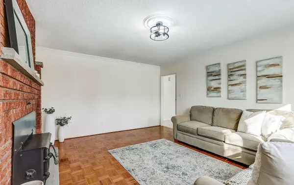 37 Mackay DR, Richmond Hill, ON L4C 6N9