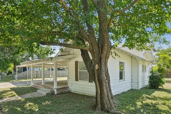 302 S Wood Street, Cleburne, TX 76033