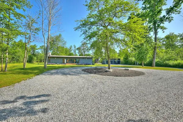 1904 MacDonald DR, Fort Erie, ON L2A 5M4