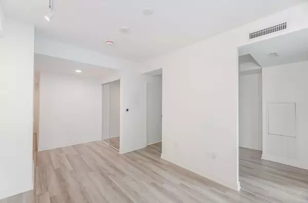 Toronto C01, ON M5T 0G7,230 SIMCOE ST #2820