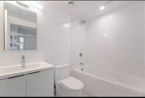 Toronto C01, ON M5T 0G7,230 SIMCOE ST #2820