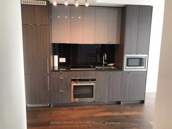 Toronto C01, ON M5V 0M4,115 Blue Jays WAY #4705