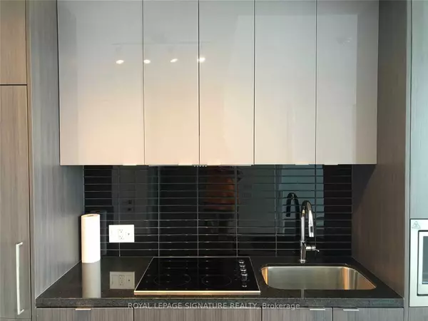 Toronto C01, ON M5V 0M4,115 Blue Jays WAY #4705