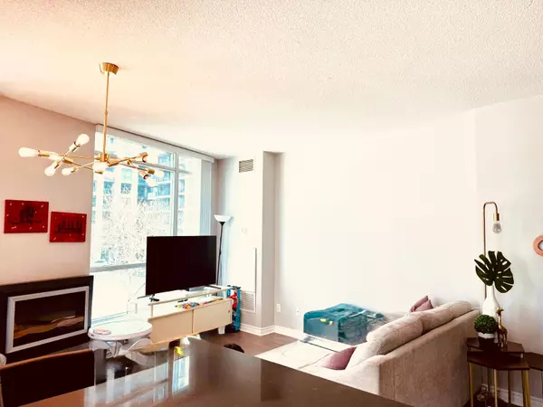 Toronto C01, ON M5V 1B1,219 Fort York BLVD #203