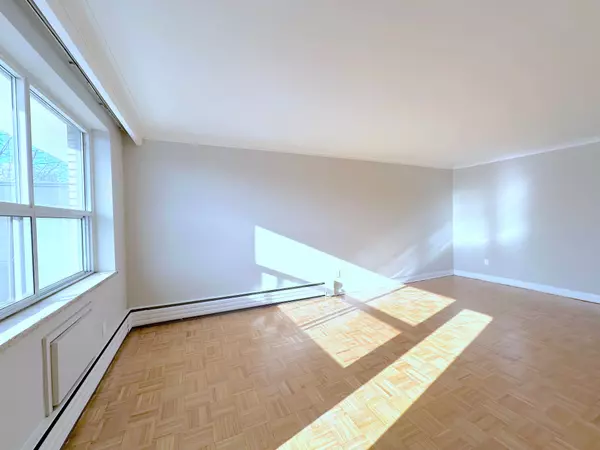 Toronto C02, ON M4V 1R9,276 St Clair AVE W #208