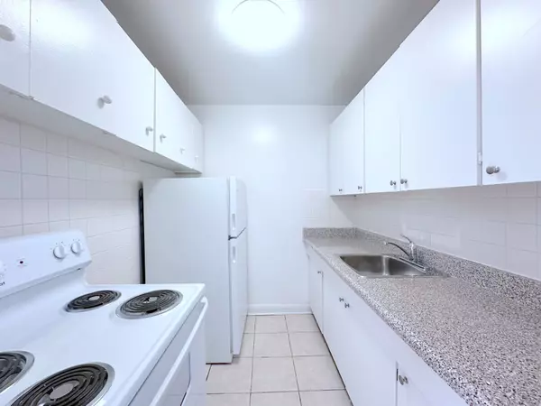 Toronto C02, ON M4V 1R9,276 St Clair AVE W #208