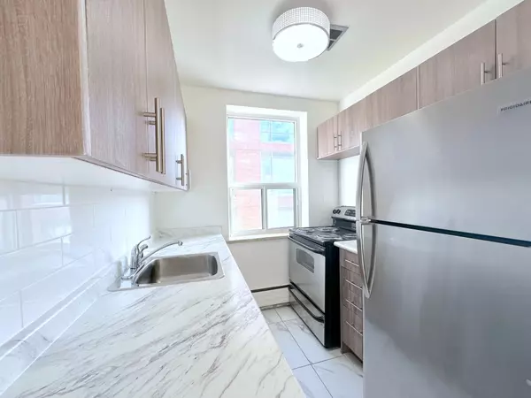 Toronto C02, ON M4V 1R9,276 St Clair AVE W #304