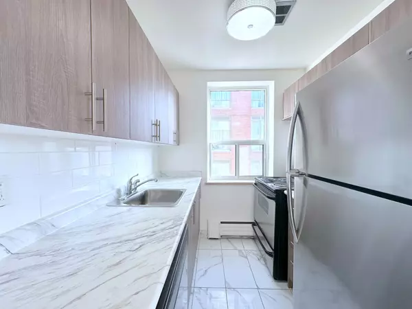 Toronto C02, ON M4V 1R9,276 St Clair AVE W #304