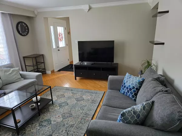 Aurora, ON L4G 2W2,18 Collins CRES #Main Floor