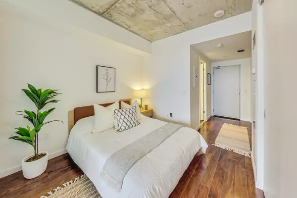 Toronto C08, ON M5A 0E9,32 Trolley CRES #1003