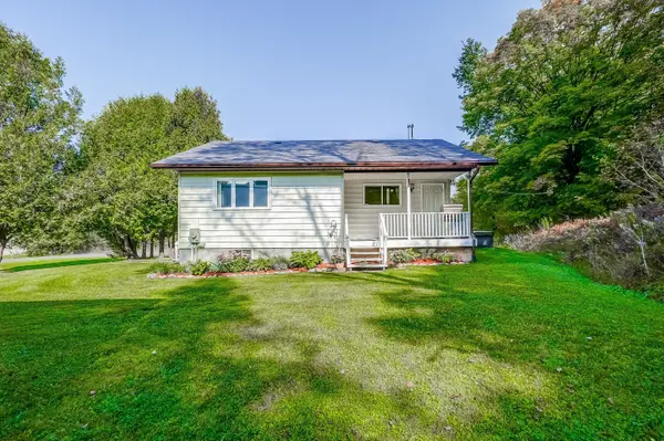 949 Raymond RD, Muskoka Lakes, ON P0B 1M0