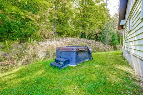 Muskoka Lakes, ON P0B 1M0,949 Raymond RD