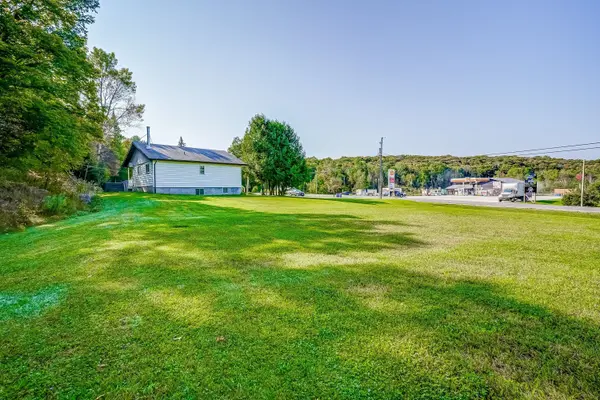 949 Raymond RD, Muskoka Lakes, ON P0B 1M0