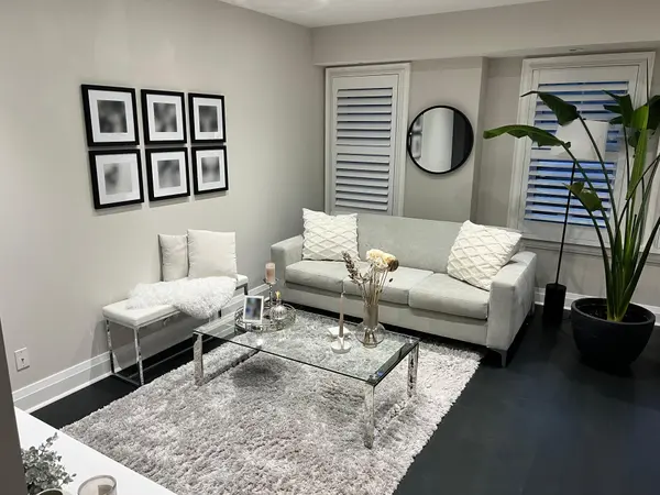 Toronto, ON M6S 5A4,9 Windermere AVE #99