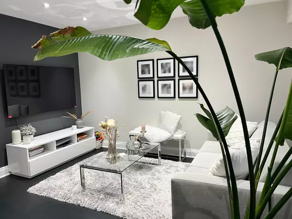 Toronto, ON M6S 5A4,9 Windermere AVE #99