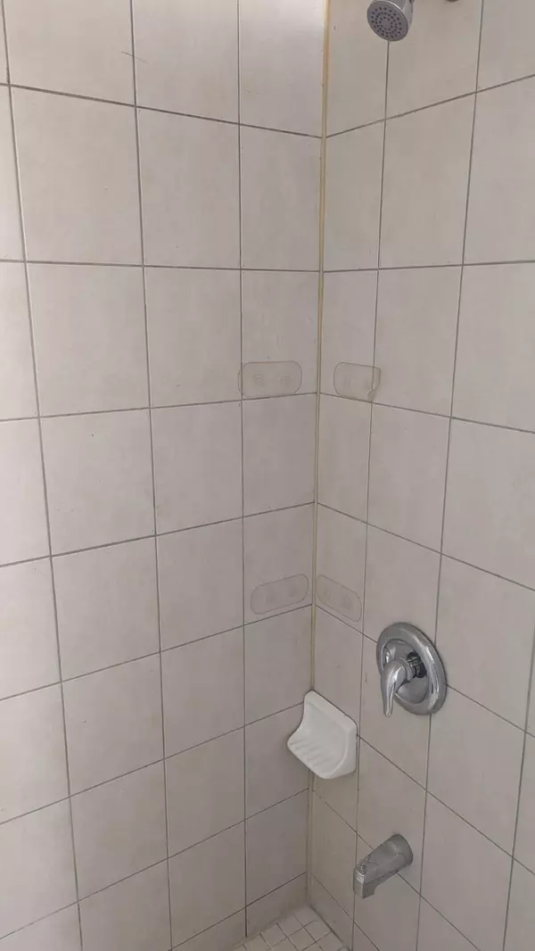 Hamilton, ON L8M 1L1,752 Main ST E #6B