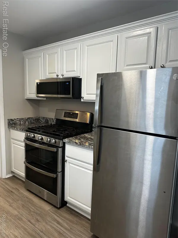 38 Kenyon DR, Troy, MI 48083