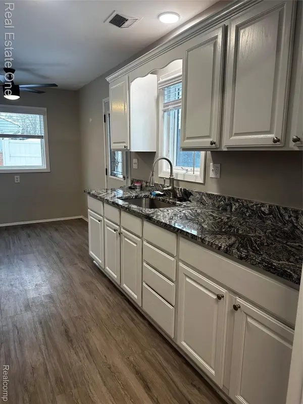 38 Kenyon DR, Troy, MI 48083