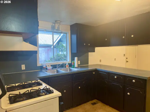 1323 HAWTHORNE ST, Sweet Home, OR 97386